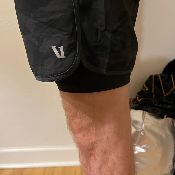 Vuori Men Gray Camo Print Stockton Compression Layered Shorts 6” V346 Large - Picture 4 of 10
